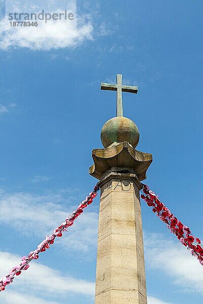 EAST GRINSTEAD  WEST SUSSEX/UK - 3. JULI: Blick auf das Kriegerdenkmal in East Grinstead am 3. Juli 2018