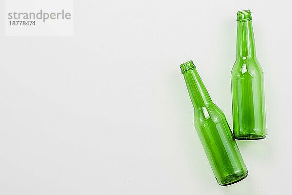 Grüne leere Flaschen weißer Hintergrund. Schönes Foto