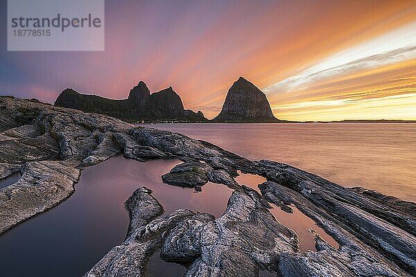 Insel Træna bei Abendstimmung  Traena  Sanna  Helgelandküste  Nordland  Norwegen  Europa