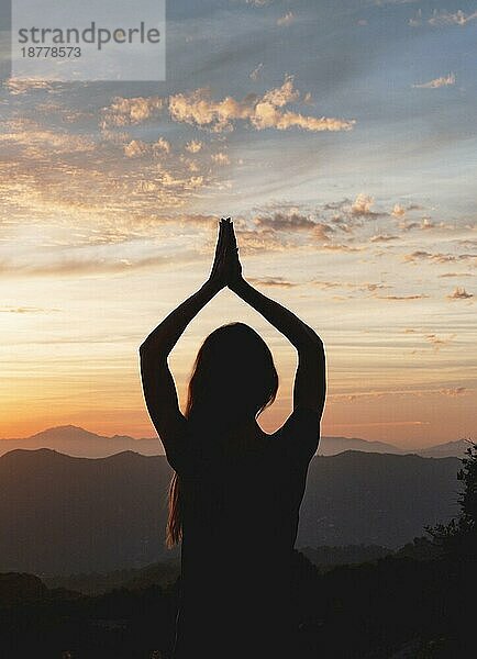 Rückenansicht Frau Yoga-Pose bei Sonnenuntergang