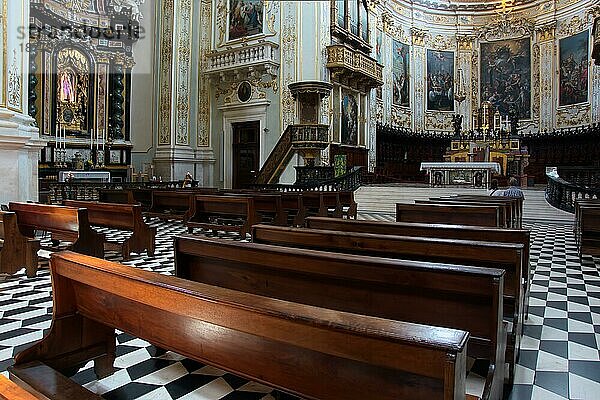 BERGAMO  LOMBARDY/ITALIEN - 25. JUNI: Innenansicht der Kathedrale des Heiligen Alexander in Bergamo am 25. Juni 2017. Nicht identifizierte Personen