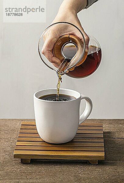 Vorderansicht Hand gießt Kaffee in Becher