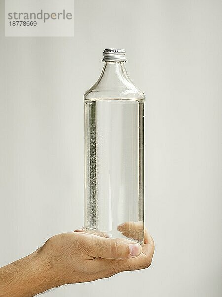 Nahaufnahme Hand hält Wasserflasche Mock up