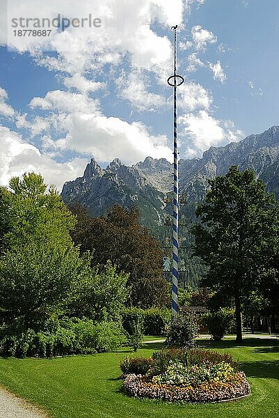 Traditioneller bayerischer Maibaum in Mittenwald Deutschland