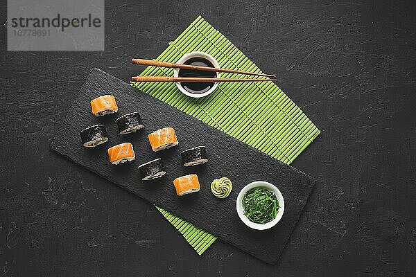 Draufsicht Sushi-Plattieren Bambusmatte. Foto mit hoher Auflösung
