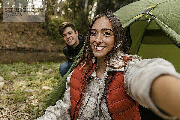 Glückliches Paar Wald nimmt Selfie