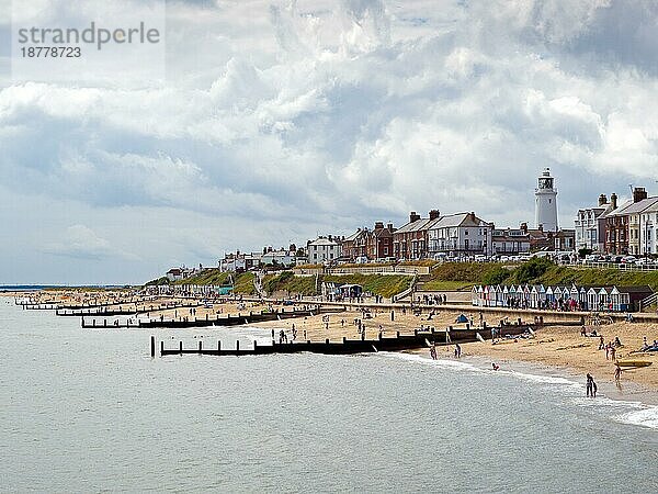 Menschen  die den Strand von Southwold genießen