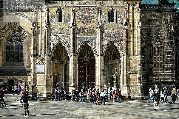 Menschen vor der St.-Veits-Kathedrale in Prag