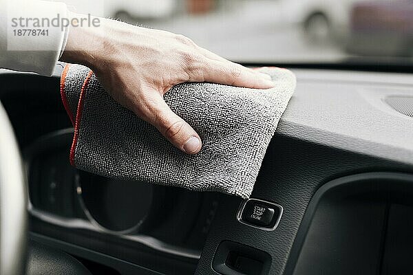 Nahaufnahme Person Reinigung Auto innen. Auflösung und hohe Qualität schönes Foto