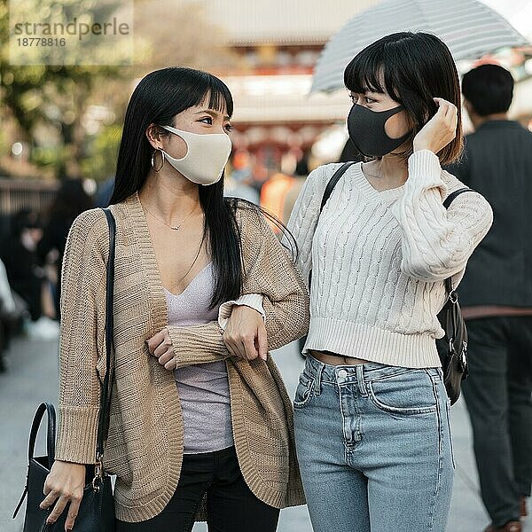 Hübsche asiatische Mädchen tragen Gesichtsmasken