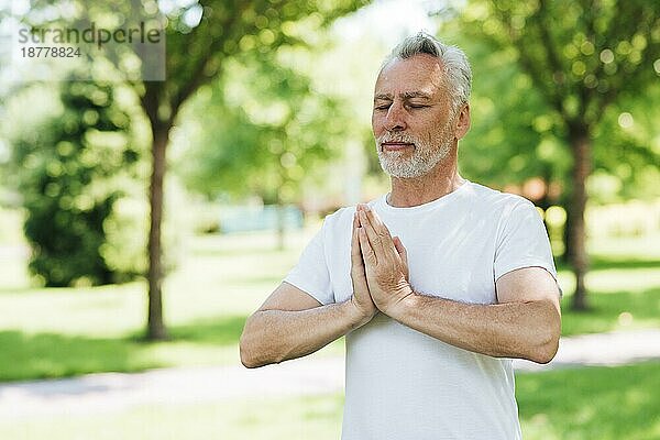 Seitenansicht Mann mit Händen in meditierender Position
