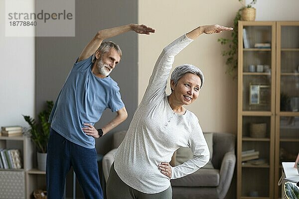 Seniorenpaar trainiert zu Hause