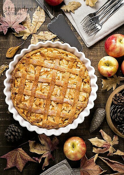 Draufsicht Thanksgiving Apfelkuchen mit Herbstblättern Tannenzapfen