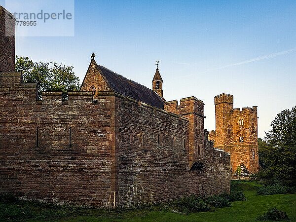 Blick auf Schloss Peckforton