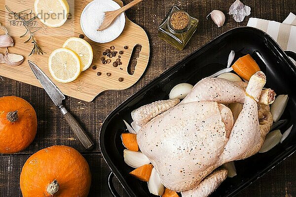 Draufsicht Hühnerpfanne mit Zitronenscheiben Thanksgiving