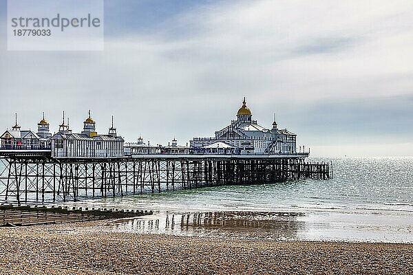 EASTBOURNE  EAST SUSSEX  UK - 3. MAI : Blick auf den Eastbourne Pier in East Sussex am 3. Mai 2021