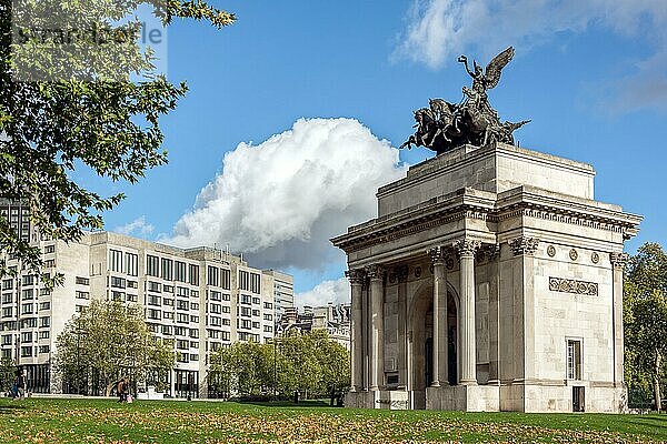 LONDON - 3. NOVEMBER: Wellington-Denkmal in der Mitte des Kreisverkehrs Hyde Park Corner in Lond. Nicht identifizierte Personen am 3. November 2013