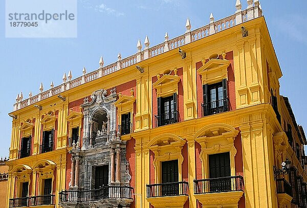 MALAGA  ANDALUCIA/SPAIN - JULY 5 : Barocker Bischofspalast von Antonio Ramos aus dem 18. Jahrhundert auf der Plaza de Obispo in Málaga an der Costa del Sol  Spanien  5. Juli 2017  Europa