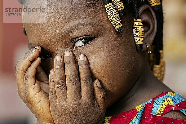 Close up afrikanisches Mädchen bedeckt ihr Gesicht