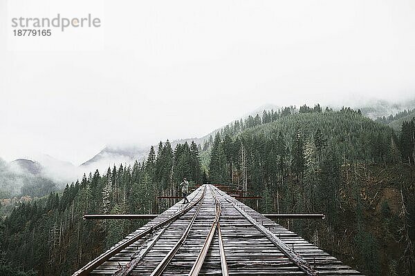 Person Eisenbahnbrücke . Auflösung und hohe Qualität schönes Foto