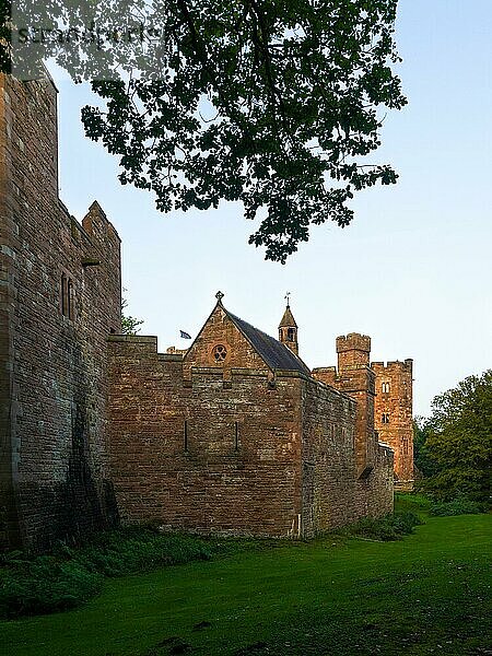 Blick auf Schloss Peckforton