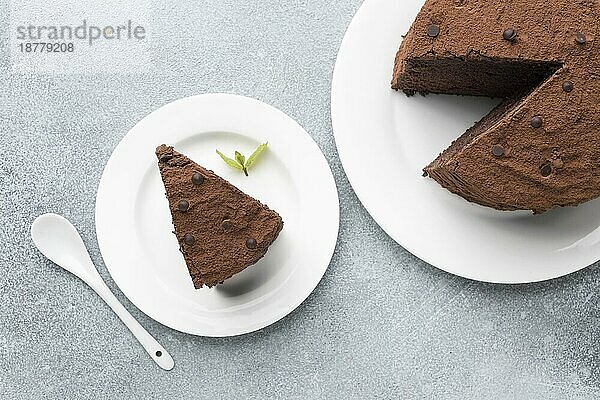 Draufsicht Schokoladenkuchenscheibe mit Löffel Minze. Auflösung und hohe Qualität schönes Foto