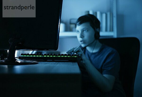 Kleiner Junge spielt Computer
