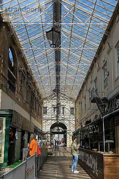 BRISTOL  UK - MAI 14 : Blick auf die Gebäude des St. Nicholas Market in Bristol am 14. Mai 2019. Nicht identifizierte Personen