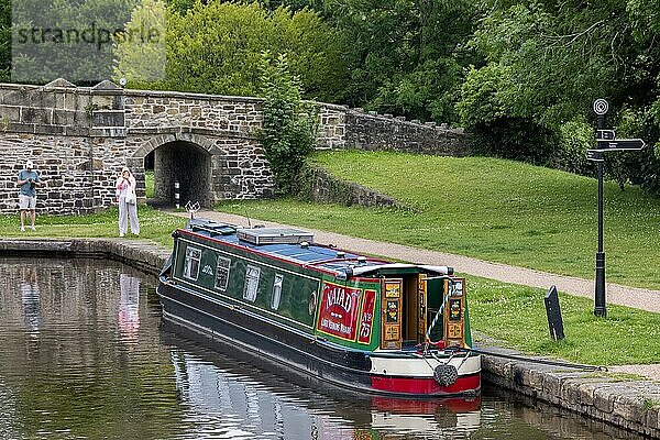 TREVOR  WREXHAM  WALES - 15. JULI : Blick auf das Trevor-Becken in Trevor  Wrexham  Wales  Großbritannien am 15. Juli 2021. Zwei nicht identifizierte Personen