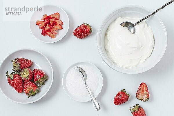 Draufsicht Joghurtschalen mit Erdbeeren Tisch. Foto mit hoher Auflösung