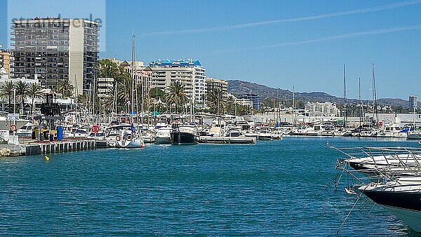 MARBELLA  ANDALUCIA/SPAIN - 4. MAI: Blick auf den Yachthafen von Marbella in Spanien am 4. Mai 2014. Nicht identifizierte Menschen