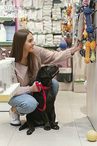 Liebenswerter Hund mit Besitzerin in der Tierhandlung