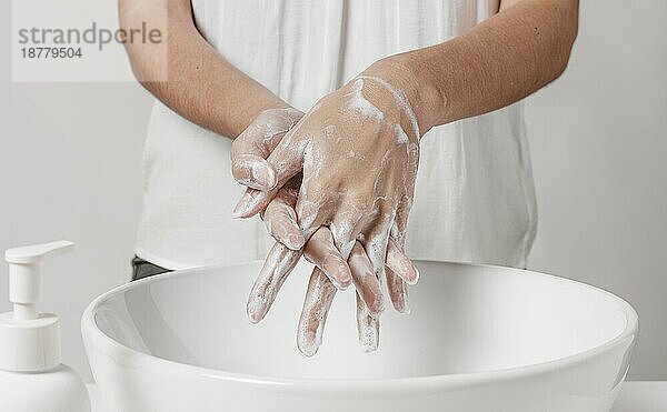 Gründliche Reinigung der Hände mit Wasser und Seife. Auflösung und hohe Qualität schönes Foto