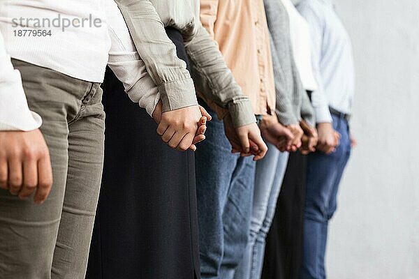 Menschen halten Hände Gruppentherapie Sitzung. Auflösung und hohe Qualität schönes Foto