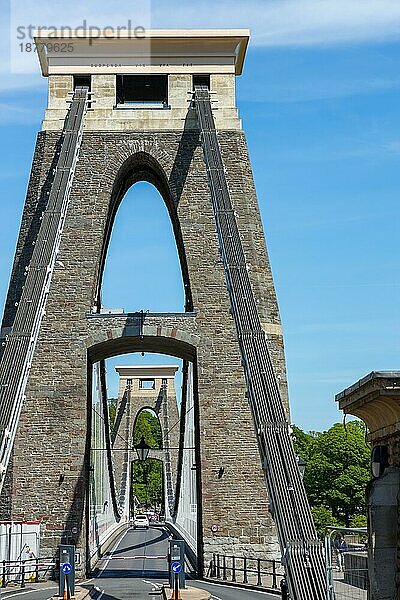 Blick auf die Clifton Suspension Bridge in Bristol am 13. Mai 2019. Drei nicht identifizierte Personen  BRISTOL  Großbritannien  Europa