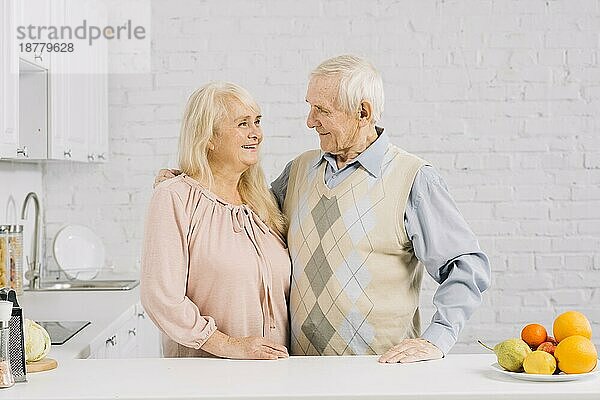 Seniorenpaar gemeinsam Küche