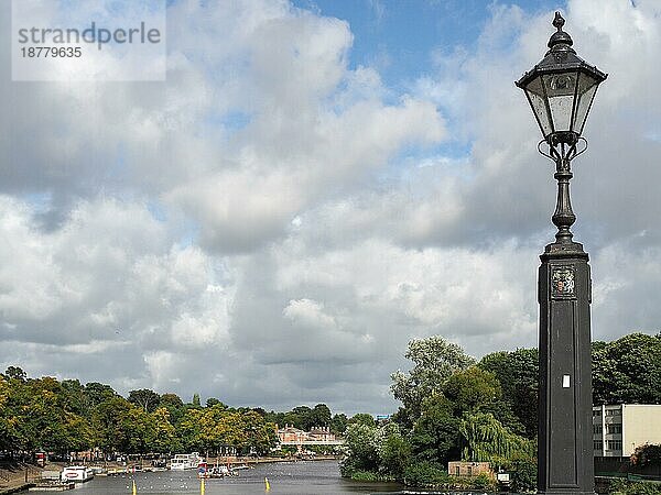 Alter Laternenpfahl am Fluss Dee in Chester