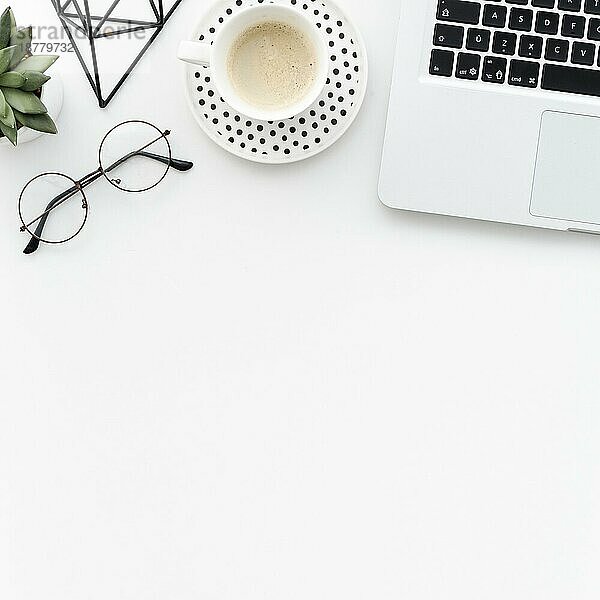 Draufsicht Schreibtisch mit Laptop Kaffee. Auflösung und hohe Qualität schönes Foto