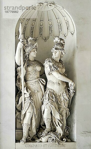 Skulptur der Konstanze und der Tapferkeit am St. Michaels-Tor in der Hofburg in Wien