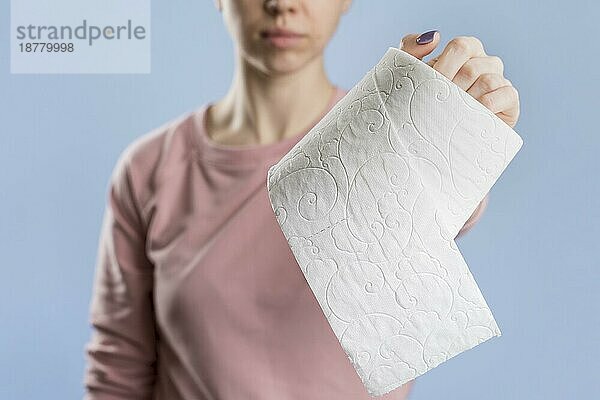 Vorderansicht Frau hält Toilettenpapierrolle