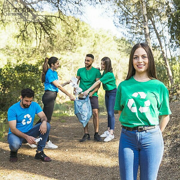 Freiwillige falten den Wald aus Müllsäcken