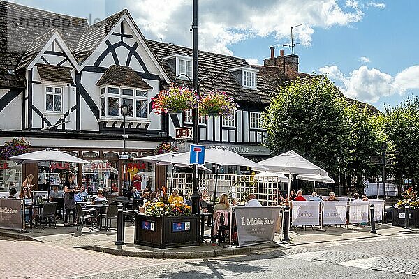 EAST GRINSTEAD  WEST SUSSEX/UK - 10. AUGUST: Café-Kultur auf der High Street in East Grinstead am 10. August 2021. Nicht identifizierte Personen