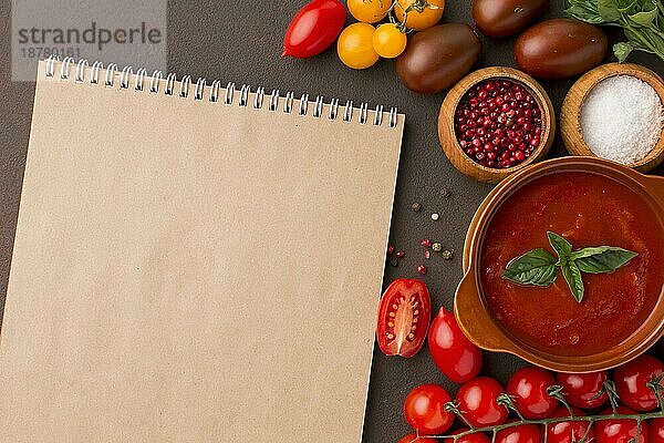 Draufsicht Winter Tomatensuppenschale mit Notizbuch. Auflösung und hohe Qualität schönes Foto