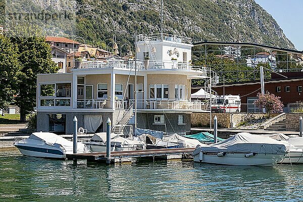 ISEO SEE  LOMBARDEI/ITALIEN - 15. AUGUST : Blick auf Gebäude und Boote entlang des Ufers des Iseosees in der Lombardei am 15. August 2020. Zwei nicht identifizierte Personen