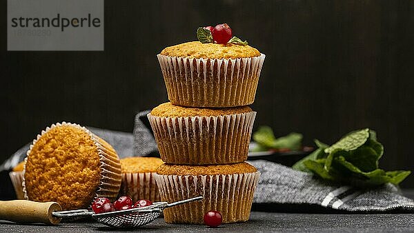 Vorderansicht leckere Muffins mit Beeren. Foto mit hoher Auflösung