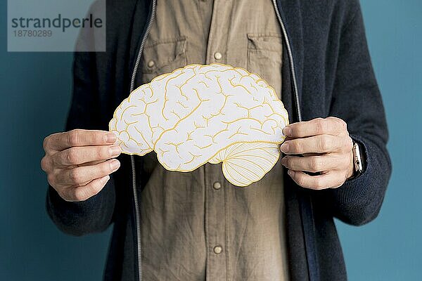 Nahaufnahme Mann hält Papier Gehirn. Auflösung und hohe Qualität schönes Foto