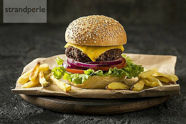 Vorderansicht Burger Pommes Teller. Auflösung und hohe Qualität schönes Foto