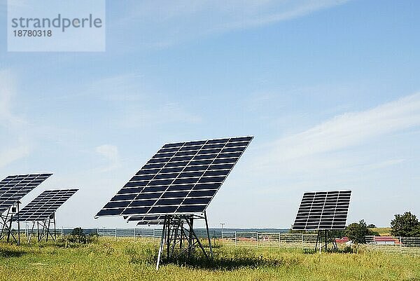 Alternative Energie mit einem Feld von Solarzellenfeldern