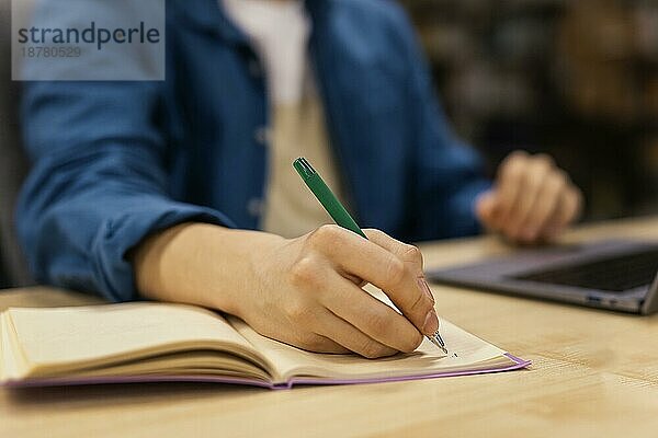 Junge studiert Universitätsbibliothek. Auflösung und hohe Qualität schönes Foto