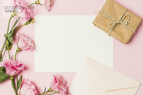 Leeres Papier mit Umschlag frische rosa Blume braun gewickelt Geschenk-Box rosa Hintergrund. Hohe Auflösung Foto